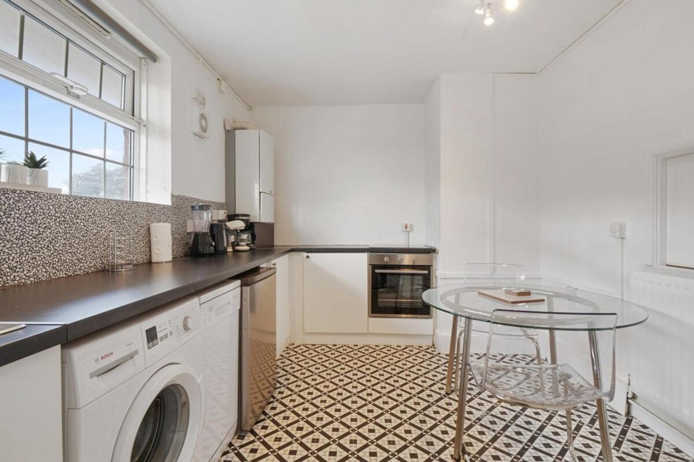 The Serene 2-Bedroom Flat W Free Street Parking Саттон Екстер'єр фото
